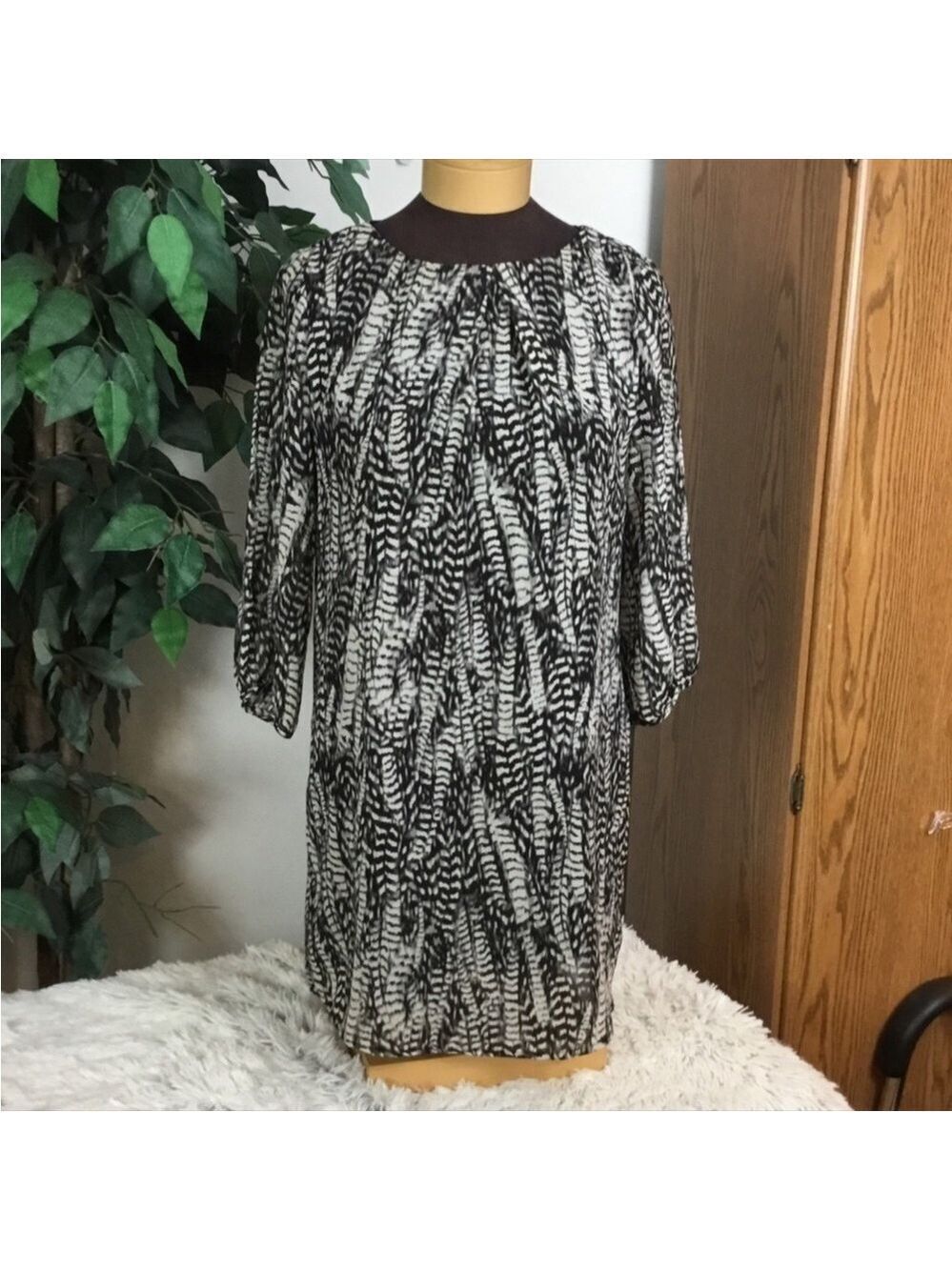 H & M size 2 black white and gray dress
Body is lined arms are not
3/4 s…